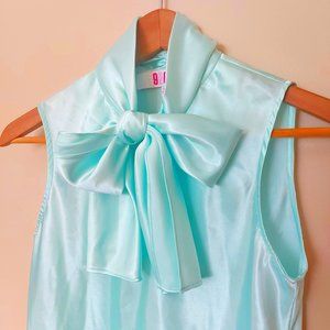 Silky sleeveless blouse with bow